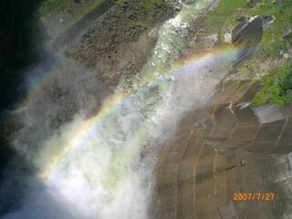 黒部ダムの放水による虹